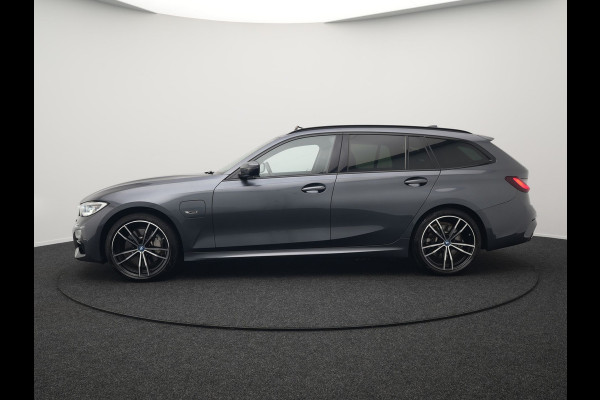 BMW 3 Serie Touring 330e M Sport Plug In Hybrid 293pk Dealer O.H PHEV | Trekhaak Af Fabriek | Panodak | Head Up | Adaptive Cruise | Apple Carplay | Sfeerverlichting | Alcantara Sportstoelen Verwarmd | Navigatie | Virtual | DAB |