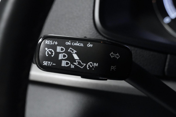 Škoda Karoq 1.0 TSI Clever Edition Automaat 116 PK | CarPlay | Cruise | Stoelverwarming | Trekhaak | Camera | Pdc | Climate |