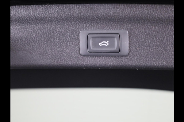Audi Q3 45 TFSI e Business Edition 245 pk S-tronic | Navigatie | Elektr. trekhaak | Parkeersensoren | Achteruitrijcamera | LED koplampen | Stoelverwarming |