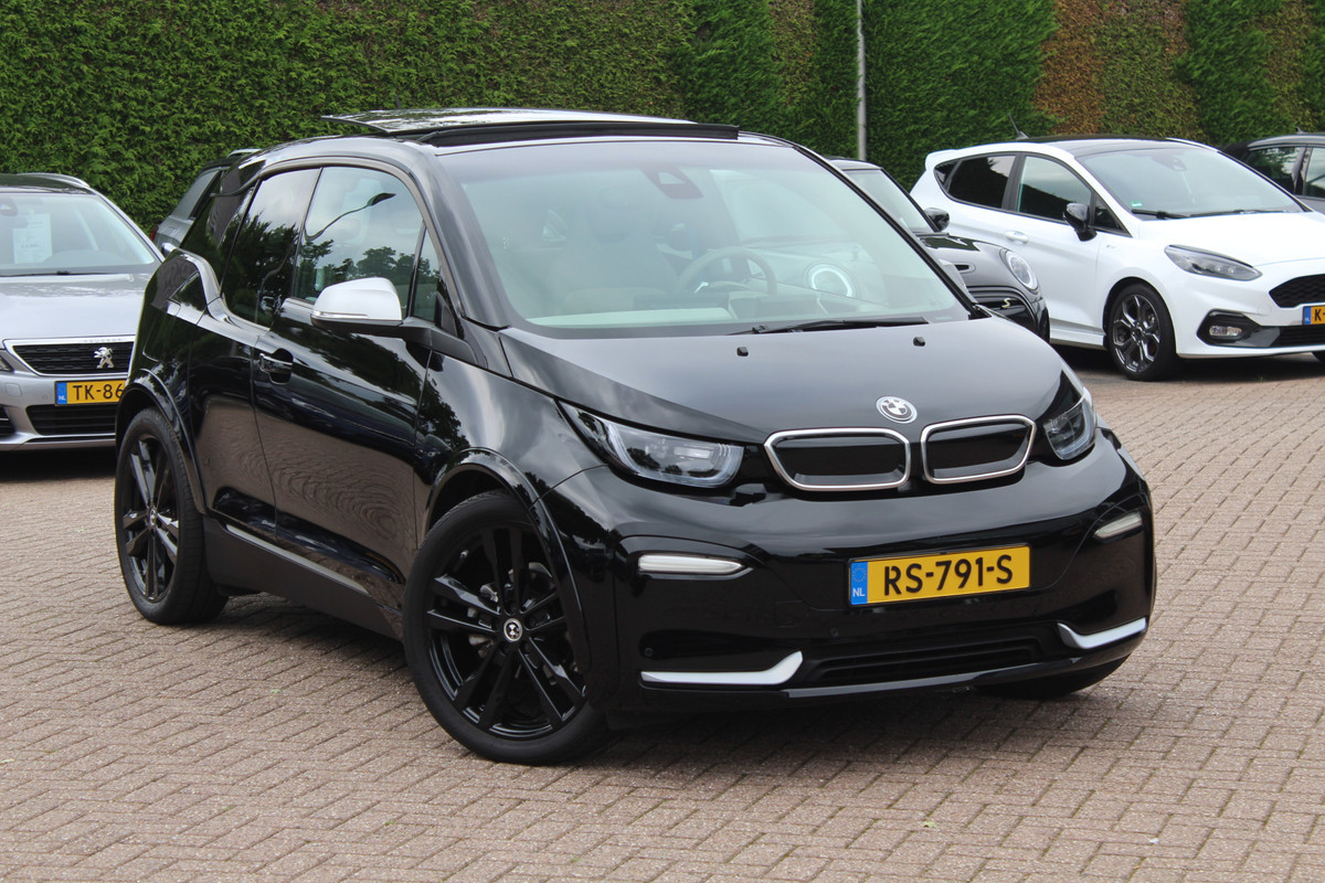 BMW i3 S iPerformance 94Ah 33 kWh / SoH 89.6% / Full option! / Panoramadak / Camera / Keyless / 20'' / Warmtepomp / Harman Kardon / Apple CarPlay / DAB / Getint glas / Stoelverwarming / ACC BMW i3 S iPerformance 94Ah 33 kWh / SoH 89.6% / Full option! / Panoramadak / Camera / Keyless / 20'' / Warmtepomp / Harman Kardon / Apple CarPlay / DAB / Getint glas / Stoelverwarming / ACC