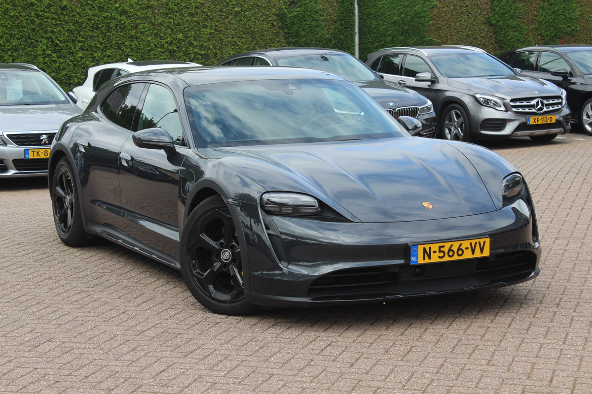 Porsche Taycan Cross Turismo 4 93 kWh / SoH 93,8% / Panoramadak / 360Camera / Head-up / Passenger Display / 20'' / Bose / Sportchrono / Leder / Luchtvering / Stuurverwarming / Dodehoek / ACC / Stoelverwarming 4x / Warmtepomp