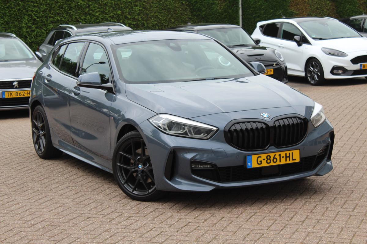BMW 1-serie 118i Executive Ed. M Sport / Camera / Navigatie / 18'' / Sportstoelen / Stoelverwarming / DAB / Cruise Control BMW 1-serie 118i Executive Ed. M Sport / Camera / Navigatie / 18'' / Sportstoelen / Stoelverwarming / DAB / Cruise Control