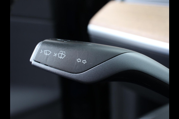Tesla Model 3 Standard RWD Plus 60 kWh | Navigatie | Panorama dak | 360 camera | Parkeersensoren | Stoelverwarming | 19" lichtmetalen velgen | Ledverlichting Leder | Climate Control |