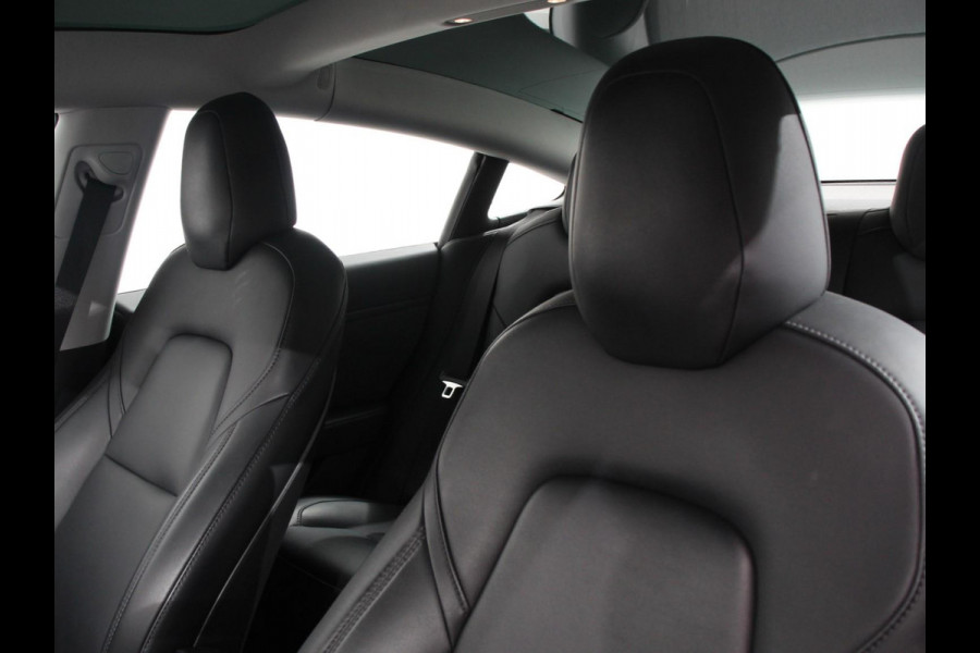 Tesla Model 3 Standard RWD Plus 60 kWh | Navigatie | Panorama dak | 360 camera | Parkeersensoren | Stoelverwarming | 19" lichtmetalen velgen | Ledverlichting Leder | Climate Control |