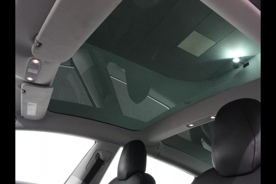 Tesla Model 3 Standard RWD Plus 60 kWh | Navigatie | Panorama dak | 360 camera | Parkeersensoren | Stoelverwarming | 19" lichtmetalen velgen | Ledverlichting Leder | Climate Control |