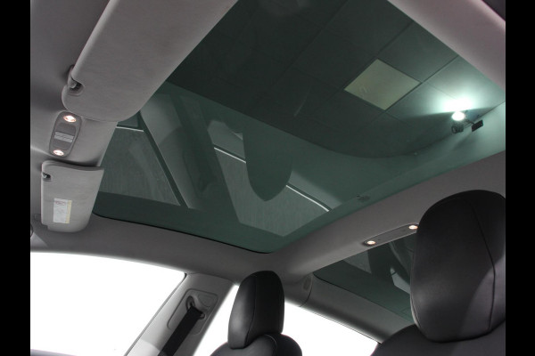Tesla Model 3 Standard RWD Plus 60 kWh | Navigatie | Panorama dak | 360 camera | Parkeersensoren | Stoelverwarming | 19" lichtmetalen velgen | Ledverlichting Leder | Climate Control |