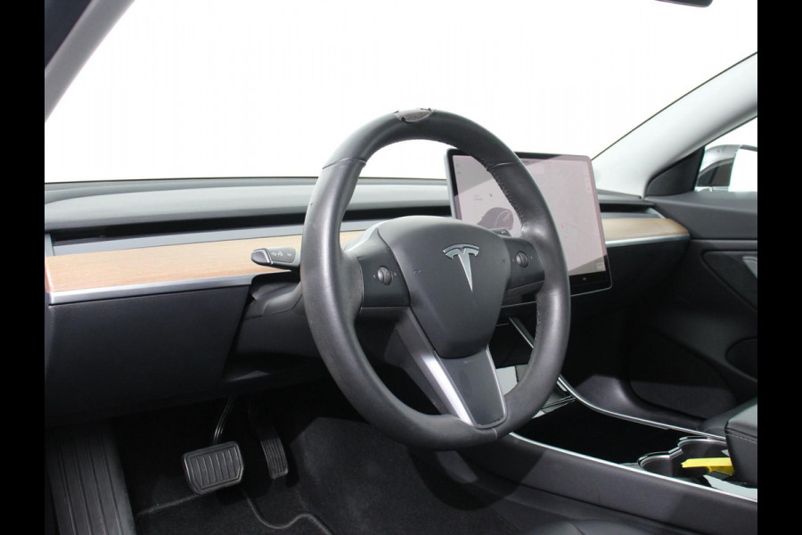 Tesla Model 3 Standard RWD Plus 60 kWh | Navigatie | Panorama dak | 360 camera | Parkeersensoren | Stoelverwarming | 19" lichtmetalen velgen | Ledverlichting Leder | Climate Control |