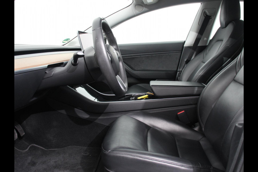 Tesla Model 3 Standard RWD Plus 60 kWh | Navigatie | Panorama dak | 360 camera | Parkeersensoren | Stoelverwarming | 19" lichtmetalen velgen | Ledverlichting Leder | Climate Control |