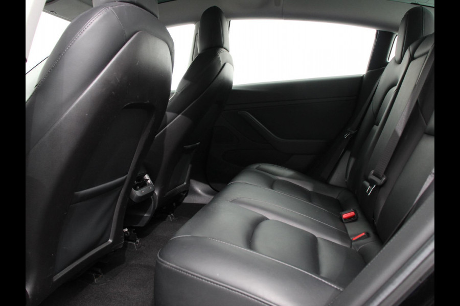 Tesla Model 3 Standard RWD Plus 60 kWh | Navigatie | Panorama dak | 360 camera | Parkeersensoren | Stoelverwarming | 19" lichtmetalen velgen | Ledverlichting Leder | Climate Control |