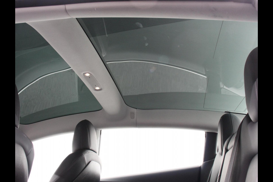 Tesla Model 3 Standard RWD Plus 60 kWh | Navigatie | Panorama dak | 360 camera | Parkeersensoren | Stoelverwarming | 19" lichtmetalen velgen | Ledverlichting Leder | Climate Control |