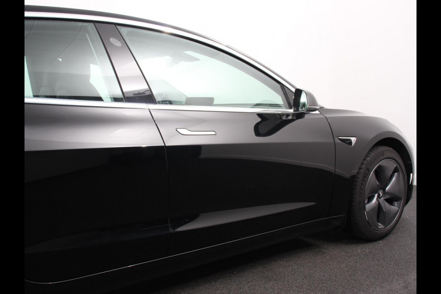 Tesla Model 3 Standard RWD Plus 60 kWh | Navigatie | Panorama dak | 360 camera | Parkeersensoren | Stoelverwarming | 19" lichtmetalen velgen | Ledverlichting Leder | Climate Control |