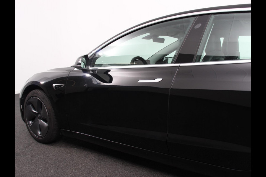 Tesla Model 3 Standard RWD Plus 60 kWh | Navigatie | Panorama dak | 360 camera | Parkeersensoren | Stoelverwarming | 19" lichtmetalen velgen | Ledverlichting Leder | Climate Control |