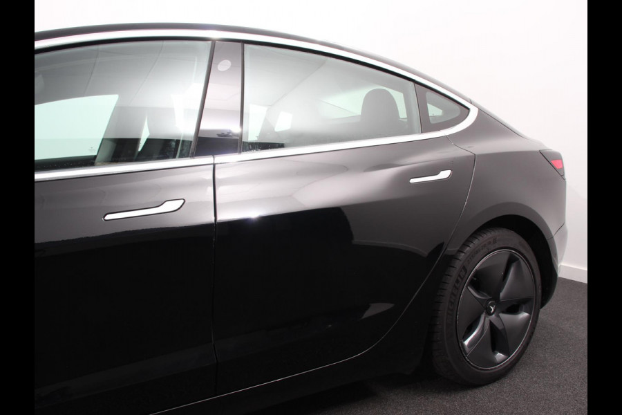 Tesla Model 3 Standard RWD Plus 60 kWh | Navigatie | Panorama dak | 360 camera | Parkeersensoren | Stoelverwarming | 19" lichtmetalen velgen | Ledverlichting Leder | Climate Control |