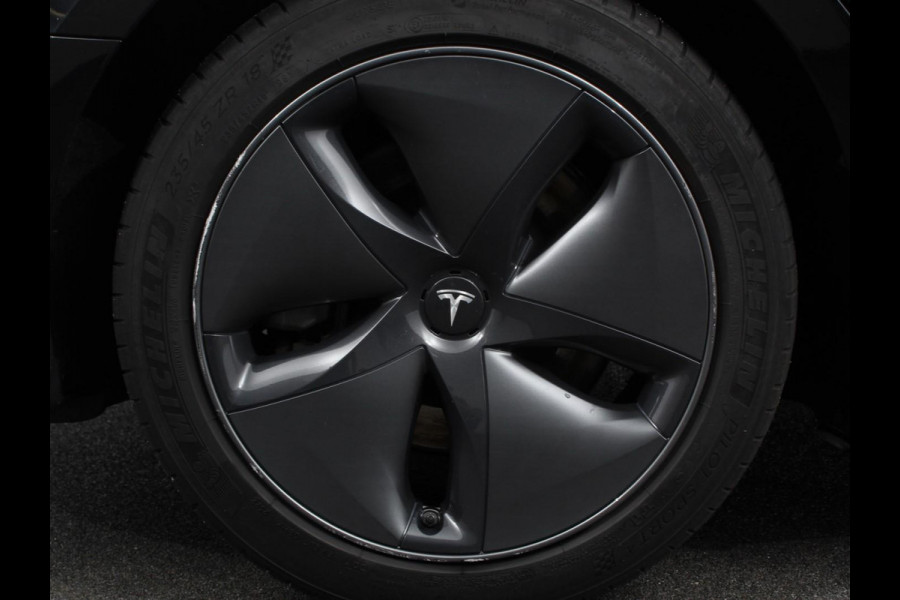 Tesla Model 3 Standard RWD Plus 60 kWh | Navigatie | Panorama dak | 360 camera | Parkeersensoren | Stoelverwarming | 19" lichtmetalen velgen | Ledverlichting Leder | Climate Control |