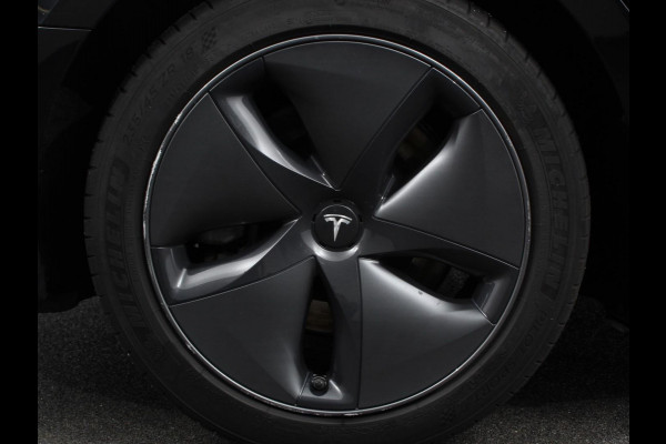 Tesla Model 3 Standard RWD Plus 60 kWh | Navigatie | Panorama dak | 360 camera | Parkeersensoren | Stoelverwarming | 19" lichtmetalen velgen | Ledverlichting Leder | Climate Control |