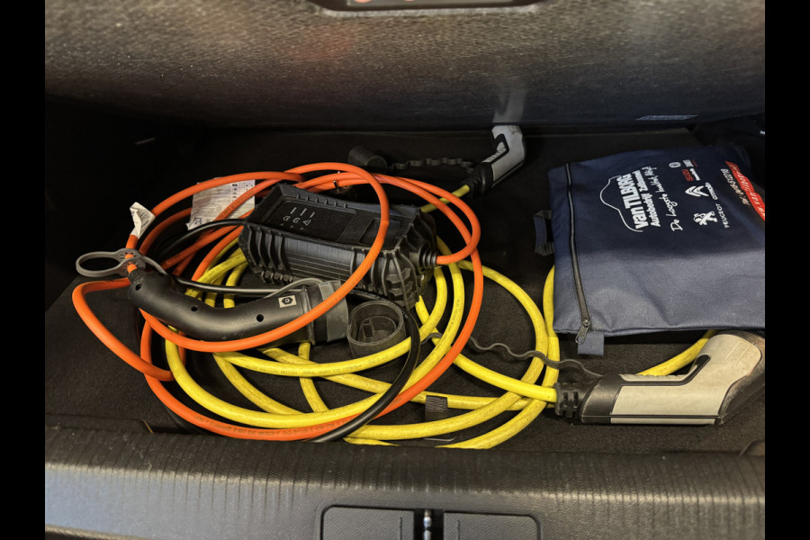 Peugeot e-2008 EV Allure 50 kWh 3-fase | Camera | Navi | Carplay | Full LED