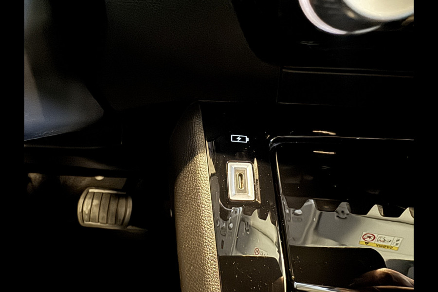 Peugeot e-2008 EV Allure 50 kWh 3-fase | Camera | Navi | Carplay | Full LED