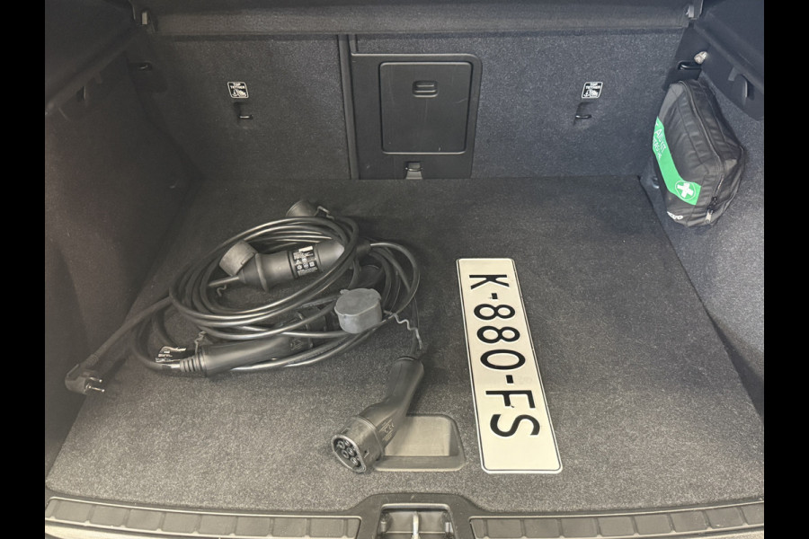 Volvo XC40 Recharge P8 AWD R-Design | Panoramadak | Trekhaak | Stoel/stuurverwarming