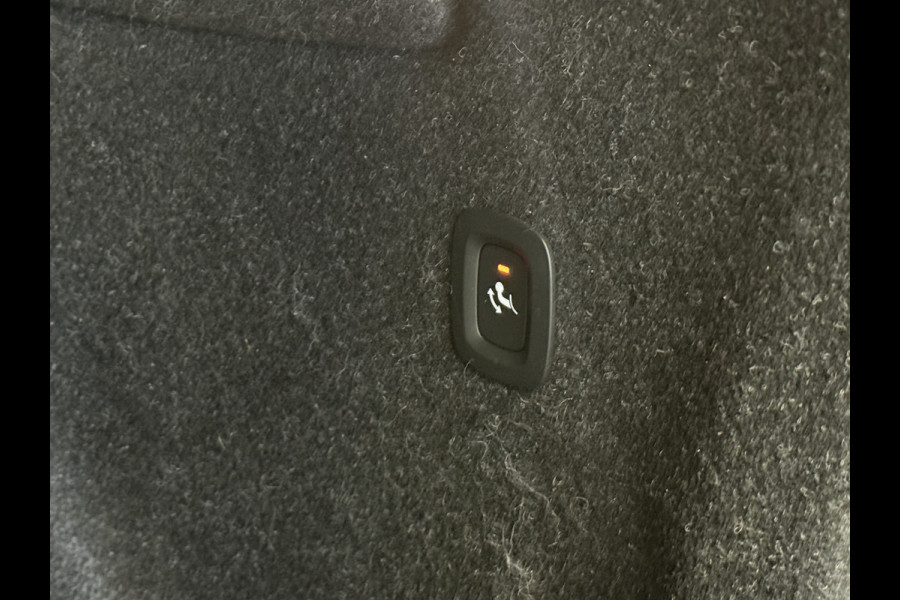 Volvo XC40 Recharge P8 AWD R-Design | Panoramadak | Trekhaak | Stoel/stuurverwarming