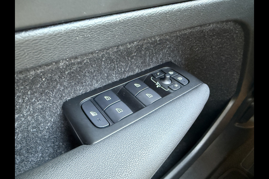 Volvo XC40 Recharge P8 AWD R-Design | Panoramadak | Trekhaak | Stoel/stuurverwarming