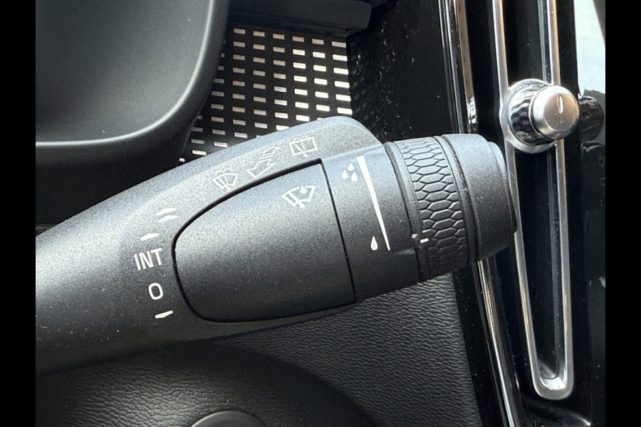 Volvo XC40 Recharge P8 AWD R-Design | Panoramadak | Trekhaak | Stoel/stuurverwarming