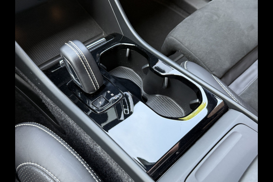 Volvo XC40 Recharge P8 AWD R-Design | Panoramadak | Trekhaak | Stoel/stuurverwarming
