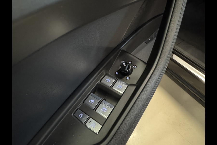 Audi e-tron e-tron 50 quattro Launch edition plus 71 kWh | SoH 88% | Camera | Panoramadak | Leder | Afn. trekhaak | Adaptive cruise | Stoelverwarming | Navi | Carplay