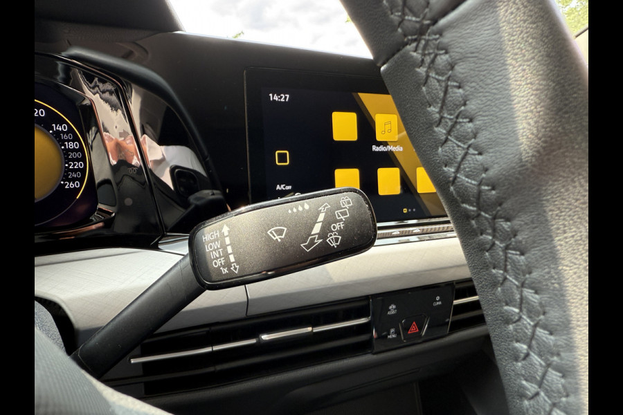 Volkswagen Golf 1.5 eTSI Life Business | Apple Carplay | Elek. stoelen | Draadloze tel. lader