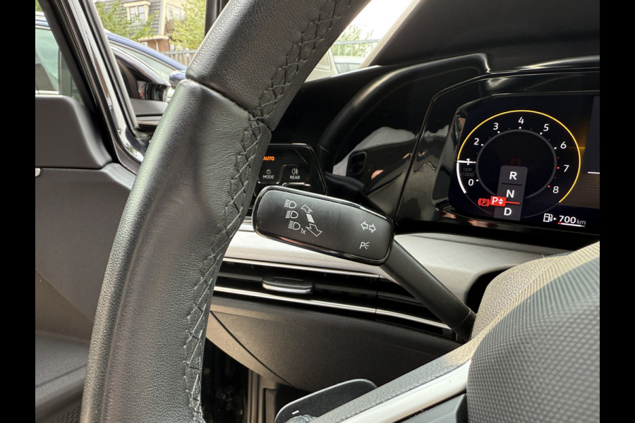 Volkswagen Golf 1.5 eTSI Life Business | Apple Carplay | Elek. stoelen | Draadloze tel. lader