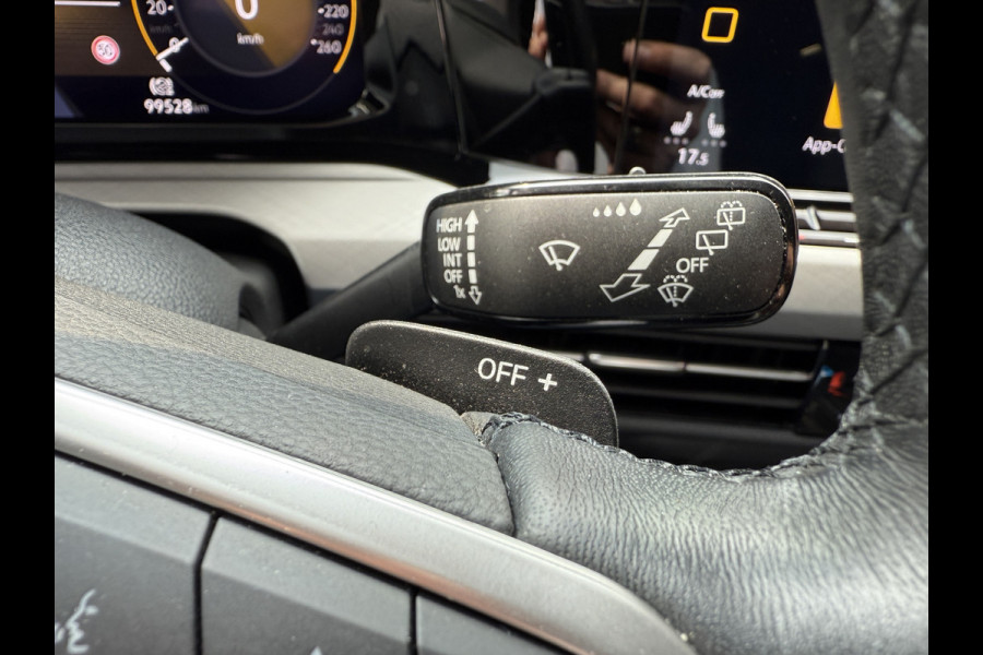 Volkswagen Golf 1.5 eTSI Life Business | Apple Carplay | Elek. stoelen | Draadloze tel. lader