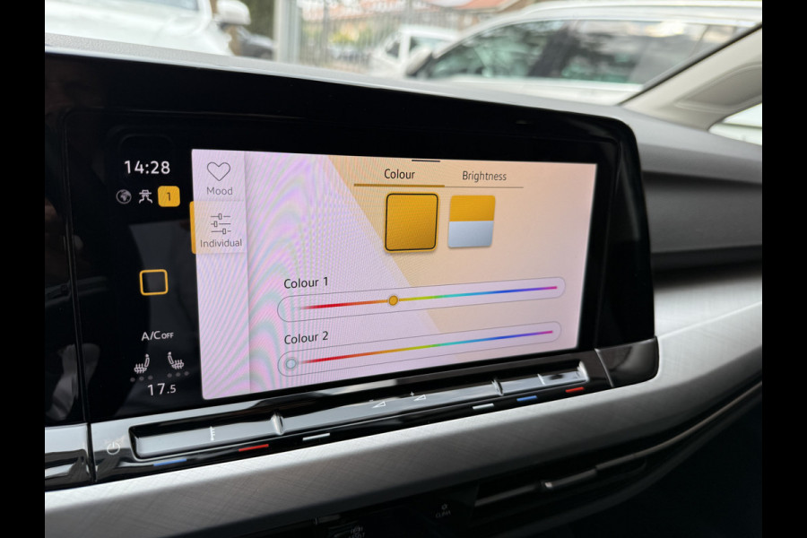 Volkswagen Golf 1.5 eTSI Life Business | Apple Carplay | Elek. stoelen | Draadloze tel. lader
