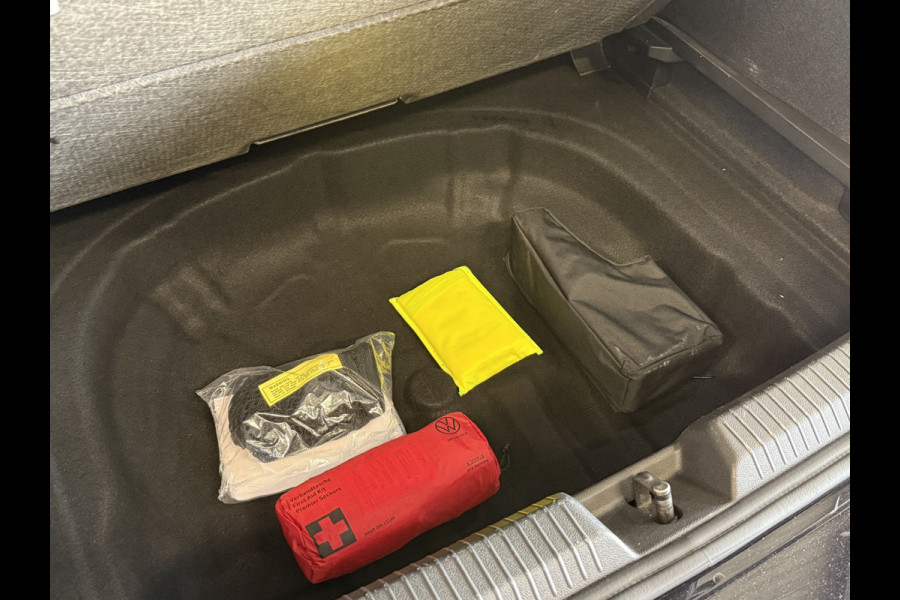 Volkswagen Golf 1.5 eTSI Life Business | Apple Carplay | Elek. stoelen | Draadloze tel. lader