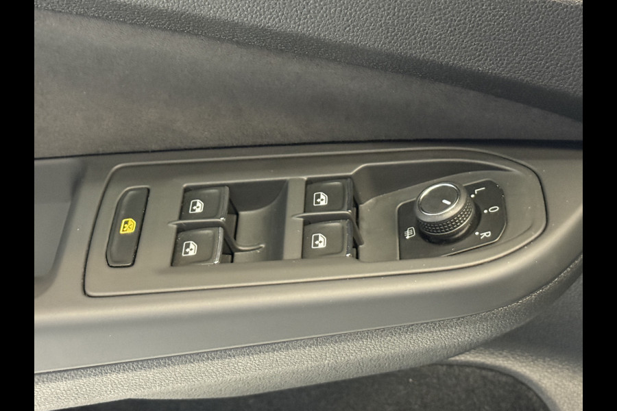 Volkswagen Golf 1.5 eTSI Life Business | Apple Carplay | Elek. stoelen | Draadloze tel. lader