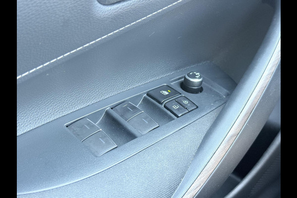 Toyota Corolla Touring Sports 1.8 Hybrid TREK | Parkeersensoren, Navigatie, Apple CarPlay/Android Auto, Stoel + Stuurverwarming