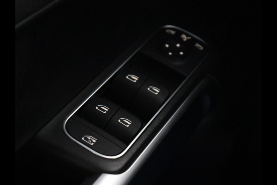 Mercedes-Benz Glb 200 Business Solution AMG 7-persoons | Stoelverwarming | Leder/Alcantara | Side Assist | Navigatie | Full LED | Widescreen | Park Assist