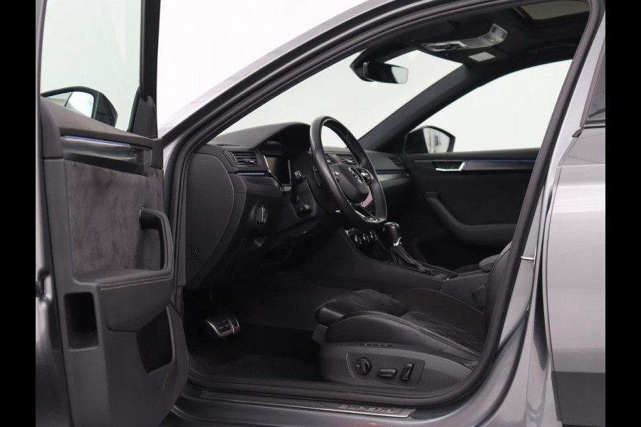Škoda Superb 1.4 TSI iV Sportline | Panoramadak | Stoelverwarming | Adaptive cruise | Alcantara | Sfeerverlichting | Camera | Virtual Cockpit | Matrix LED | PHEV | Plug In