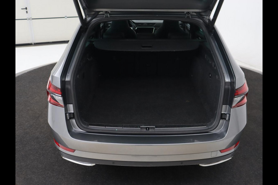 Škoda Superb 1.4 TSI iV Sportline | Panoramadak | Stoelverwarming | Adaptive cruise | Alcantara | Sfeerverlichting | Camera | Virtual Cockpit | Matrix LED | PHEV | Plug In