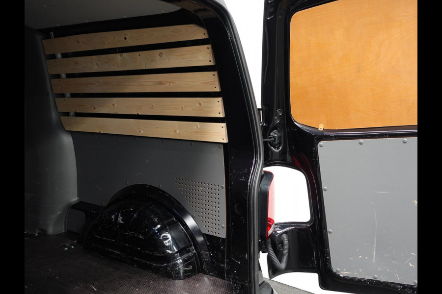 Volkswagen Transporter 2.0 TDI L2H1 Dubbele Cabine Highline Automaat Volkswagen Transporter 2.0 TDI L2H1 28 Highline Aut. Dubbele cabine