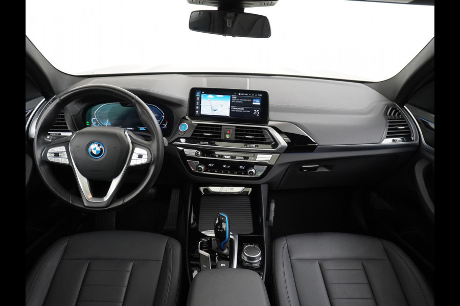 BMW iX3 Executive 80kWhPanoramadak Leer+Verwarmd+Memory Adaptieve LEDApple Carplay Android Auto Trekhaak Pdc Camera DAB Live Cockpit Pro Lmv Elek.Achterklep Regen-Lichtsensor Achteruitrij-assistent 1e Eigenaar Origineel Nederlands Nieuwprijs €68.172,-