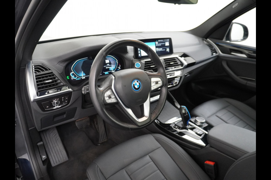 BMW iX3 Executive 80kWhPanoramadak Leer+Verwarmd+Memory Adaptieve LEDApple Carplay Android Auto Trekhaak Pdc Camera DAB Live Cockpit Pro Lmv Elek.Achterklep Regen-Lichtsensor Achteruitrij-assistent 1e Eigenaar Origineel Nederlands Nieuwprijs €68.172,-