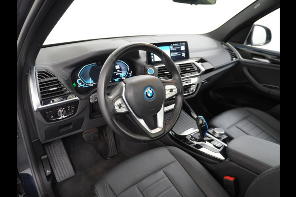 BMW iX3 Executive 80kWhPanoramadak Leer+Verwarmd+Memory Adaptieve LEDApple Carplay Android Auto Trekhaak Pdc Camera DAB Live Cockpit Pro Lmv Elek.Achterklep Regen-Lichtsensor Achteruitrij-assistent 1e Eigenaar Origineel Nederlands Nieuwprijs €68.172,-