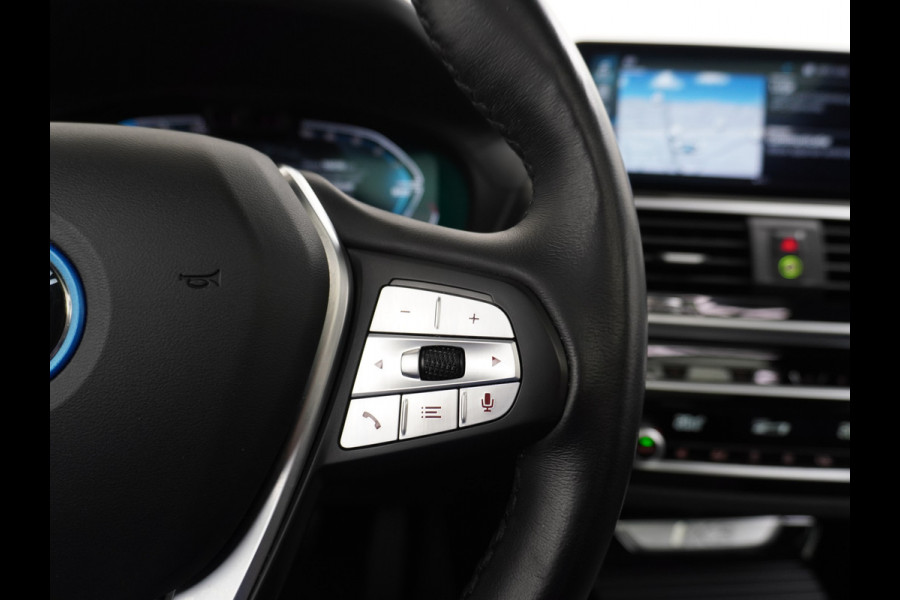 BMW iX3 Executive 80kWhPanoramadak Leer+Verwarmd+Memory Adaptieve LEDApple Carplay Android Auto Trekhaak Pdc Camera DAB Live Cockpit Pro Lmv Elek.Achterklep Regen-Lichtsensor Achteruitrij-assistent 1e Eigenaar Origineel Nederlands Nieuwprijs €68.172,-