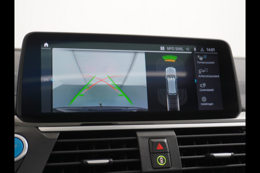 BMW iX3 Executive 80kWhPanoramadak Leer+Verwarmd+Memory Adaptieve LEDApple Carplay Android Auto Trekhaak Pdc Camera DAB Live Cockpit Pro Lmv Elek.Achterklep Regen-Lichtsensor Achteruitrij-assistent 1e Eigenaar Origineel Nederlands Nieuwprijs €68.172,-