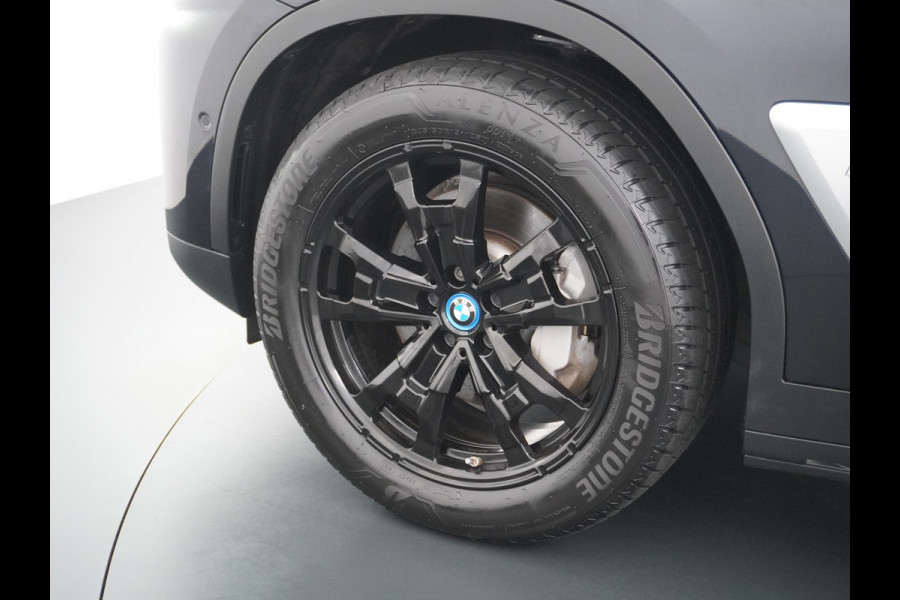 BMW iX3 Executive 80kWhPanoramadak Leer+Verwarmd+Memory Adaptieve LEDApple Carplay Android Auto Trekhaak Pdc Camera DAB Live Cockpit Pro Lmv Elek.Achterklep Regen-Lichtsensor Achteruitrij-assistent 1e Eigenaar Origineel Nederlands Nieuwprijs €68.172,-