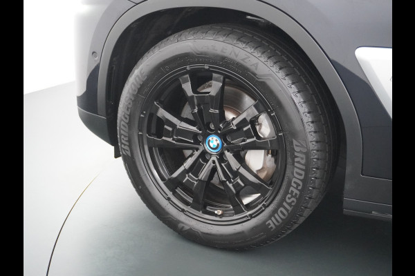 BMW iX3 Executive 80kWhPanoramadak Leer+Verwarmd+Memory Adaptieve LEDApple Carplay Android Auto Trekhaak Pdc Camera DAB Live Cockpit Pro Lmv Elek.Achterklep Regen-Lichtsensor Achteruitrij-assistent 1e Eigenaar Origineel Nederlands Nieuwprijs €68.172,-