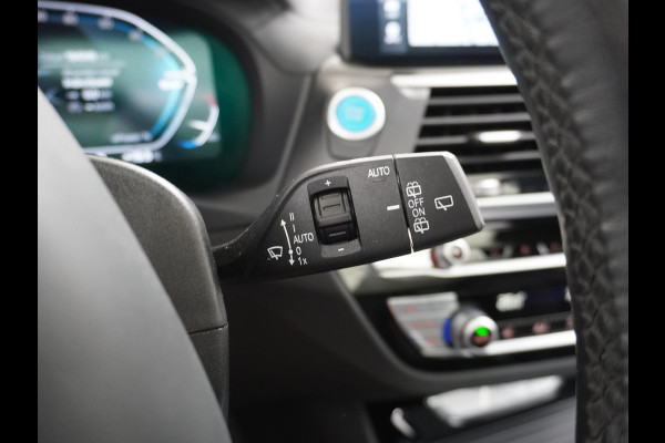 BMW iX3 Executive 80kWhPanoramadak Leer+Verwarmd+Memory Adaptieve LEDApple Carplay Android Auto Trekhaak Pdc Camera DAB Live Cockpit Pro Lmv Elek.Achterklep Regen-Lichtsensor Achteruitrij-assistent 1e Eigenaar Origineel Nederlands Nieuwprijs €68.172,-