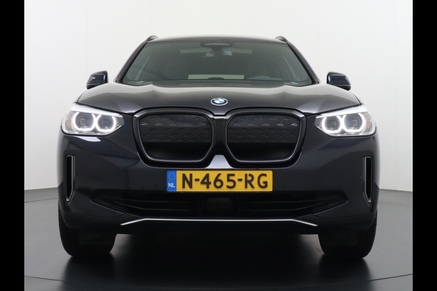 BMW iX3 Executive 80kWhPanoramadak Leer+Verwarmd+Memory Adaptieve LEDApple Carplay Android Auto Trekhaak Pdc Camera DAB Live Cockpit Pro Lmv Elek.Achterklep Regen-Lichtsensor Achteruitrij-assistent 1e Eigenaar Origineel Nederlands Nieuwprijs €68.172,-