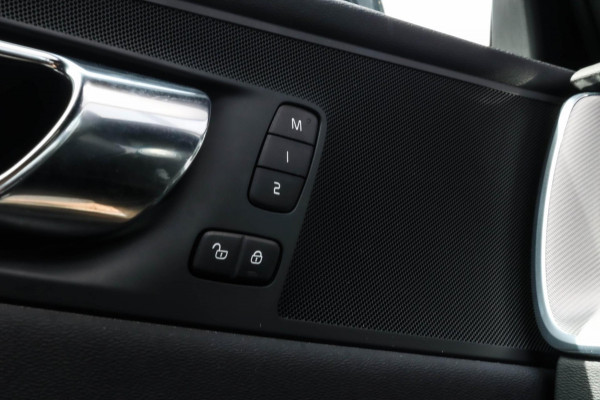 Volvo XC60 2.0 T8 R-Design - PANO - MEMORY - TREKHAAK - VOL!!