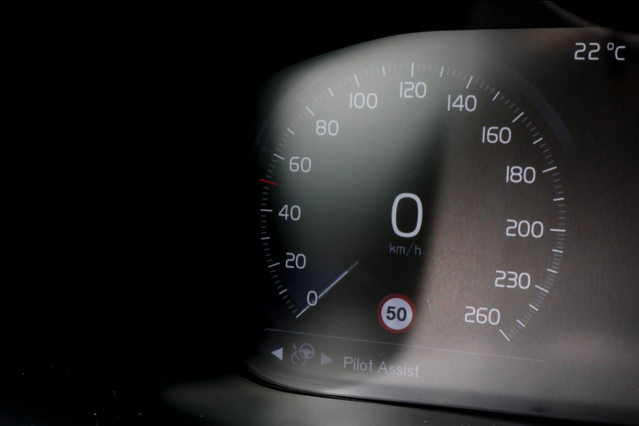 Volvo XC60 2.0 T8 R-Design - PANO - MEMORY - TREKHAAK - VOL!!