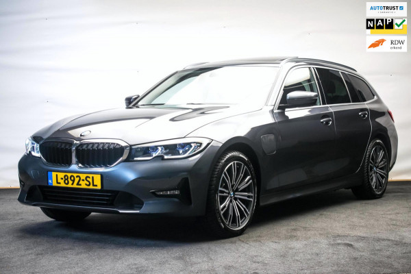 BMW 3 Serie Touring 320e Sportline ORG NL [ Laser Panoramadak Elektrische Trekhaak M Sport Velgen Stoelverwarming Leder Carplay ]